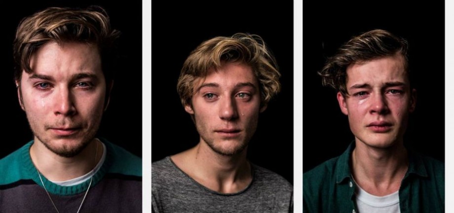 Foto și Bărbații Plang Nouă Fotografii Triste In Care Băieții