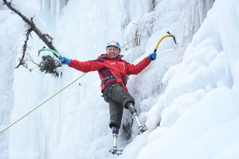 xia-boyu-ice-climbing