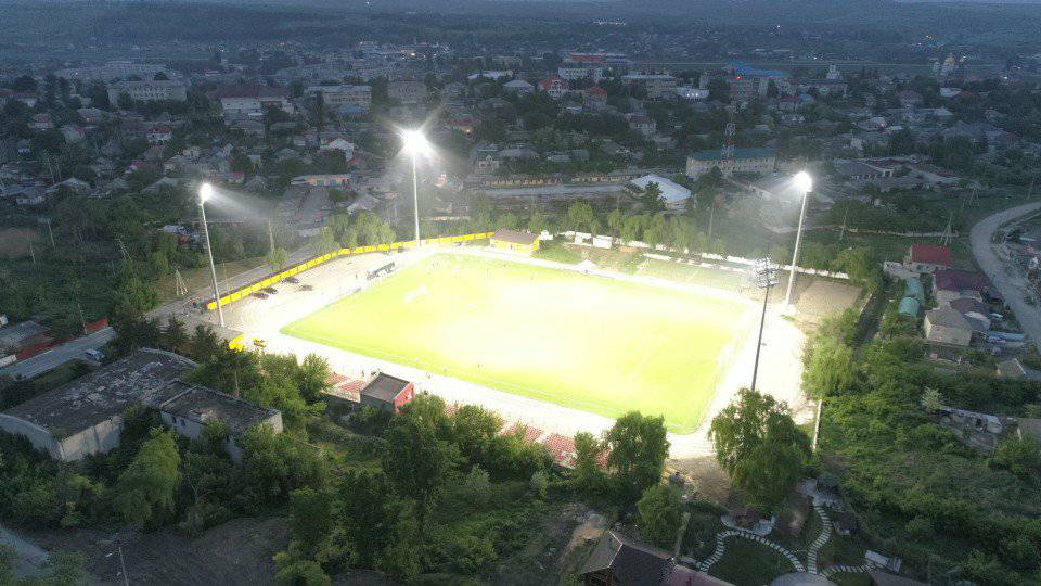 (video) Federația Moldovenească de Fotbal a finalizat iluminarea stadionului orășenesc din Hîncești