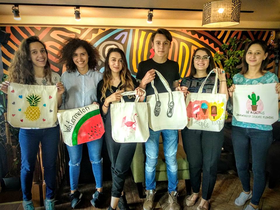 Sărbătorește „Ziua fără Plastic” cu un workshop de confecționare și pictare a genților eco personalizate