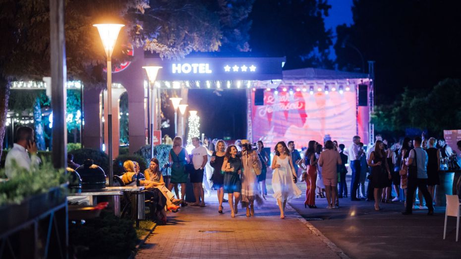 (foto) Aromele și gusturile fine ale vinurilor din soiuri autohtone au domnit în Capitală. Cum s-au distrat oaspeții la „O seară Feteasca”