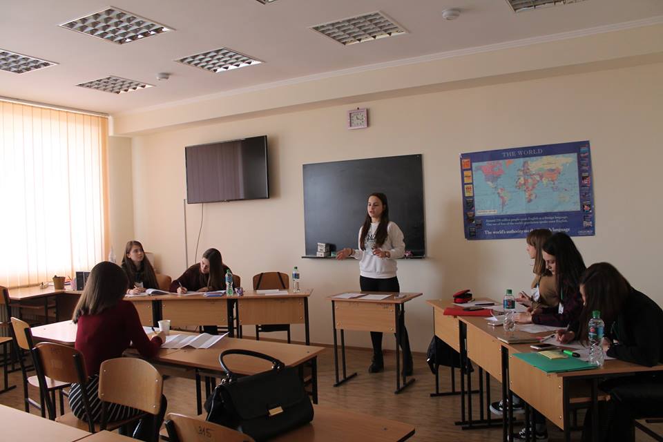 Participă la Fabrica micilor debateri, dezvoltă-ți capacitățile oratorice și fă-ți prieteni noi