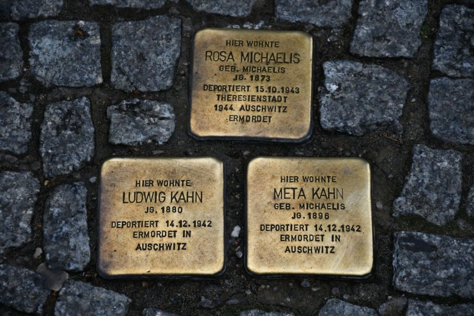 stolpersteine___stumbling_stones_by_utico-dcfdwin