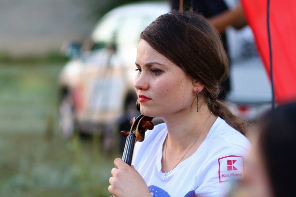 (foto) Oamenii La La Play. Violonista Lia Rusu: „În muzică nu contează genul, vârsta sau apartenența etnică”