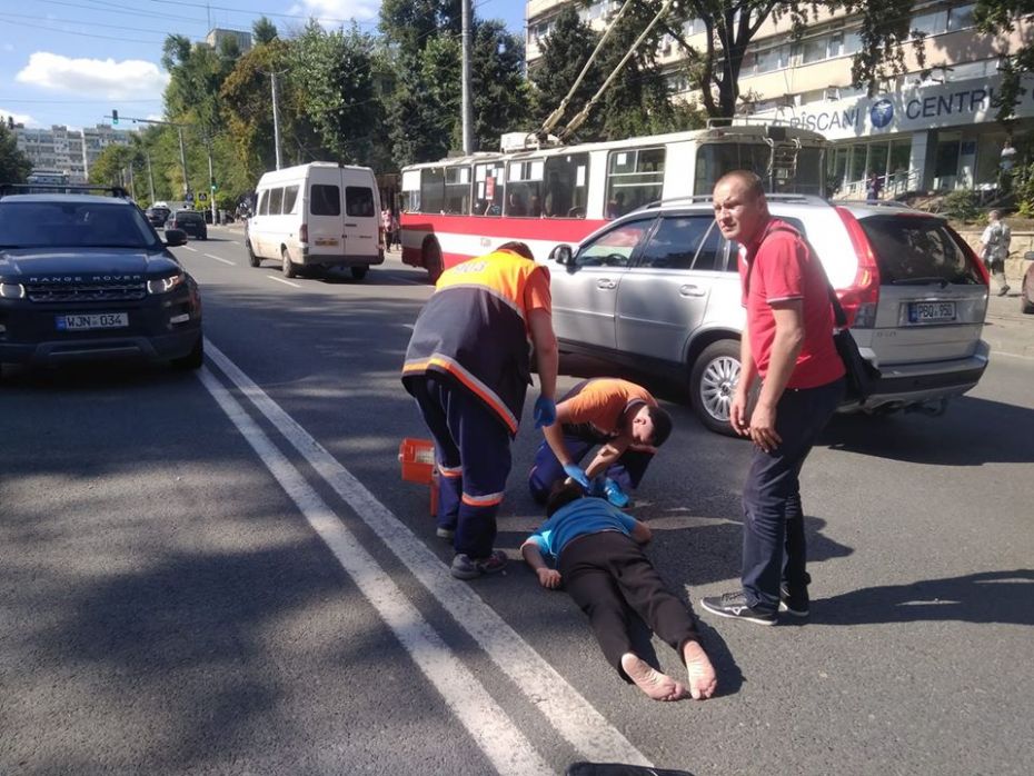 O femeie care trecea neregulamentar strada Aleco Russo a fost lovită de o mașină