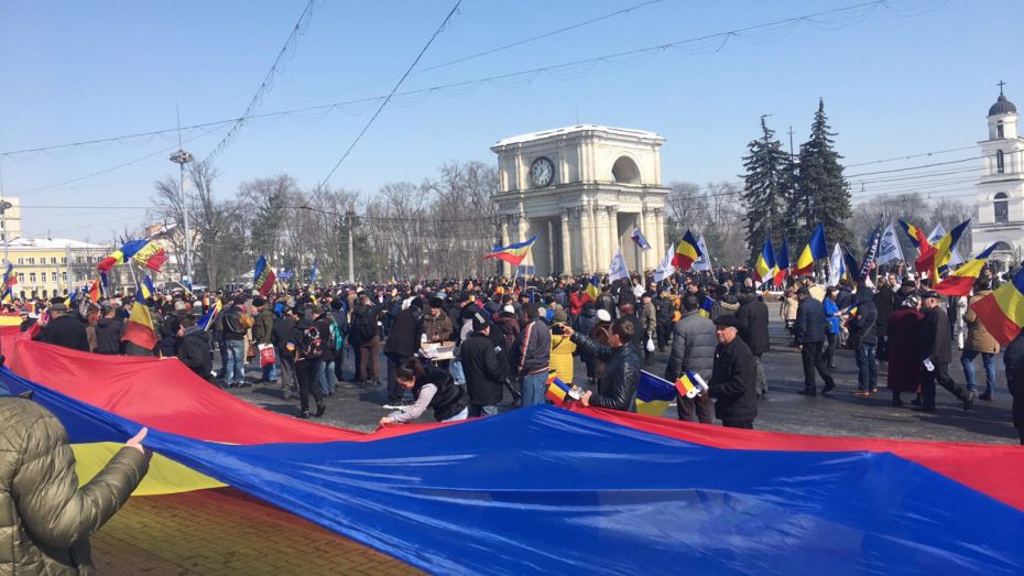 foto-update-marea-adunare-centenara-din-chisinau-In-pman-si-au-facut-aparitia-sute-de-persoane-1521967227