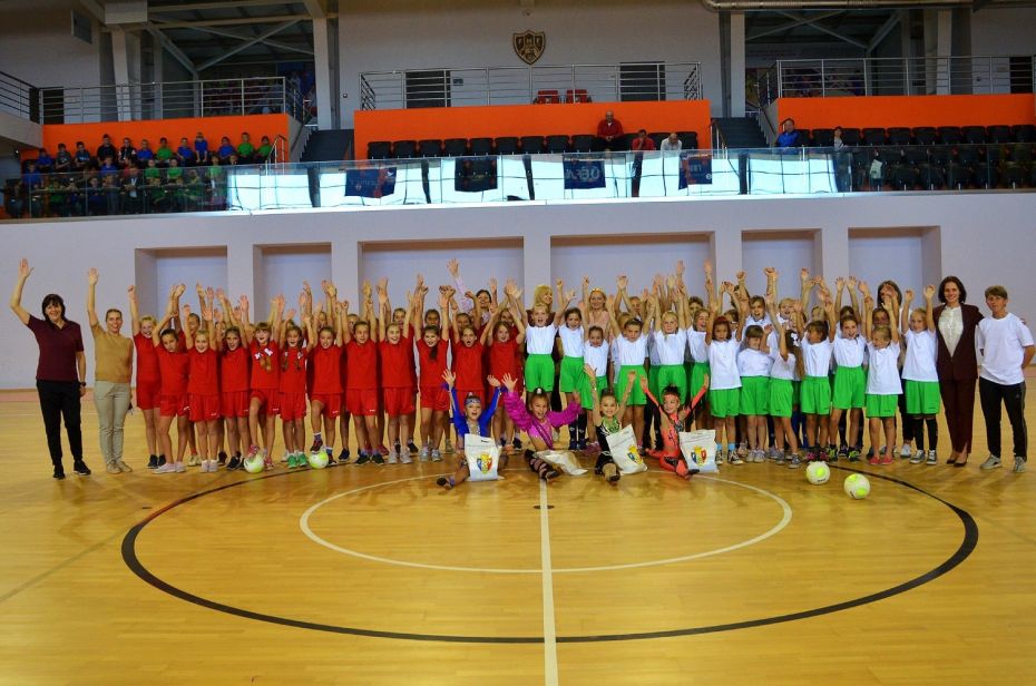 (foto, video) Mult fotbal, dansuri și voie bună. Cum s-a sărbătorit „Ziua Internațională a Fetelor” la Futsal Arena