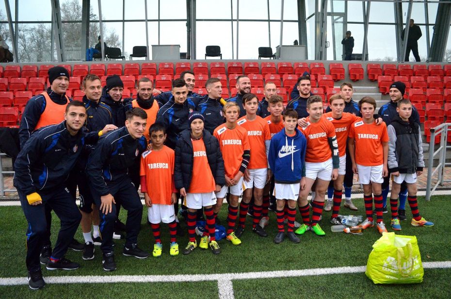 (foto, video) O sută de copii din mai multe raioane din țară au jucat un meci amical de fotbal cu jucătorii naționale Moldovei