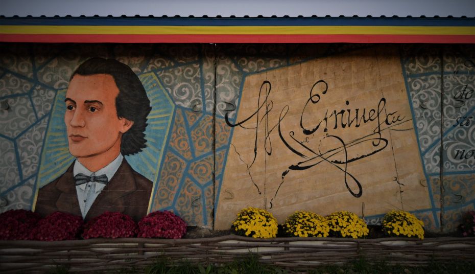 (foto) „Suntem români și punctum”. O pictură murală cu fața lui Mihai Eminescu a apărut pe un perete din Ialoveni