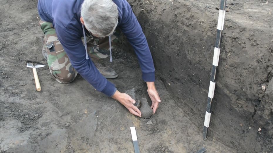 (video) „A stat sub pământ 1600 de ani”. În Milești, arheologii au găsit un ulcioraș ornamentat din secolul IV