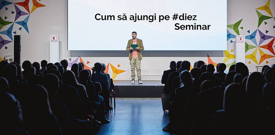 (foto) „Seminar cum să ajungi pe #diez”. Cum l-au ironizat prietenii pe prezentatorul evenimentului Ignite the Future