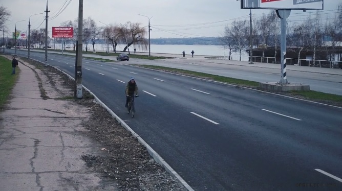 (video) Cum e să înfrunți ploaia și vântul pe bicicletă. Un tânăr a parcurs 2 500 de km ca să ajungă în Moldova