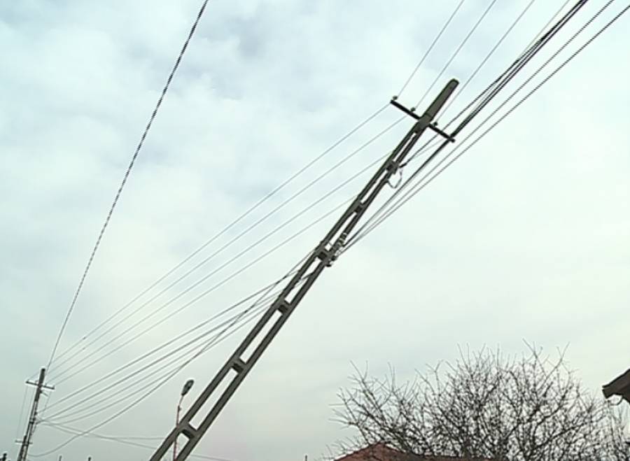 stalpul-nimanui-sprijinit-in-cabluri-un-stalp-de-energie-rupt-pune-in-pericol-viata-constantenilor-138373