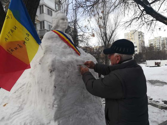 (foto) Un tânăr în etate din România a marcat 169 de ani de la nașterea lui Mihai Eminescu cu o sculptură din zăpadă