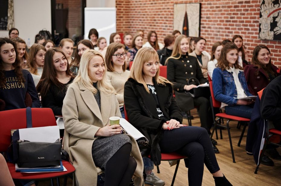 (foto) Află secretele unei cariere de succes în domeniul IT. Tinerele din Moldova se pot înscrie la o sesiune de orientare profesională