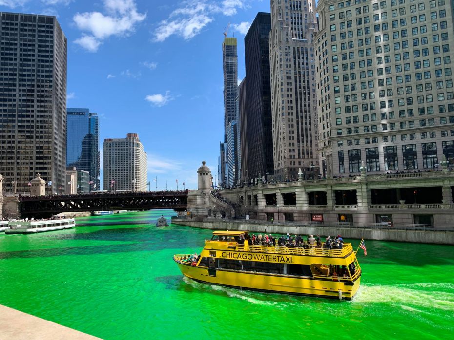 (foto) Cum se vede râul Chicago, vopsit în verde de Saint Patrick’s Day, prin obiectivul unei tinere din Moldova