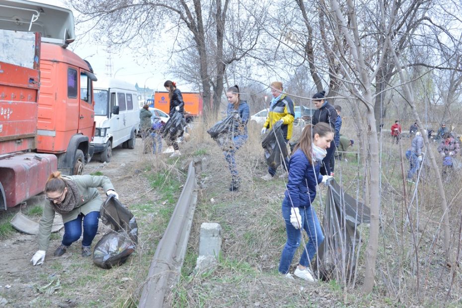 (foto) Peste 1500 de oameni au curățat astăzi albia râului Bâc. S-au colectat circa 6000 de saci de deșeuri