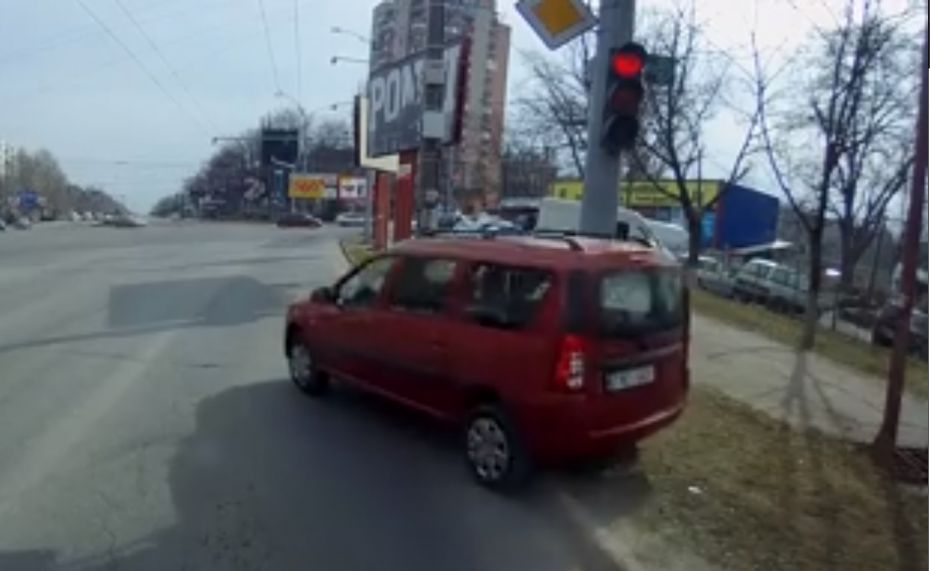 (video) Mașini care trec la roșu, merg pe trotuar și sar peste borduri. Scene ca în GTA pe străzile Chișinăului