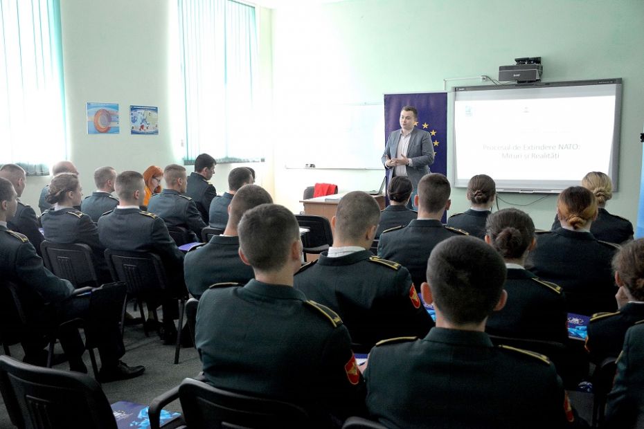 (foto) #youth4NATO. Studenții de la Academia Militară a Forțelor Armate au aflat mai multe despre activitățile NATO în cadrul unei lecții publice