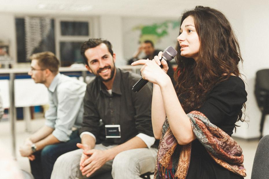 Hackathonul Puterea a cincea provoacă jurnaliştii şi dezvoltatorii IT să creeze aplicaţii multimedia