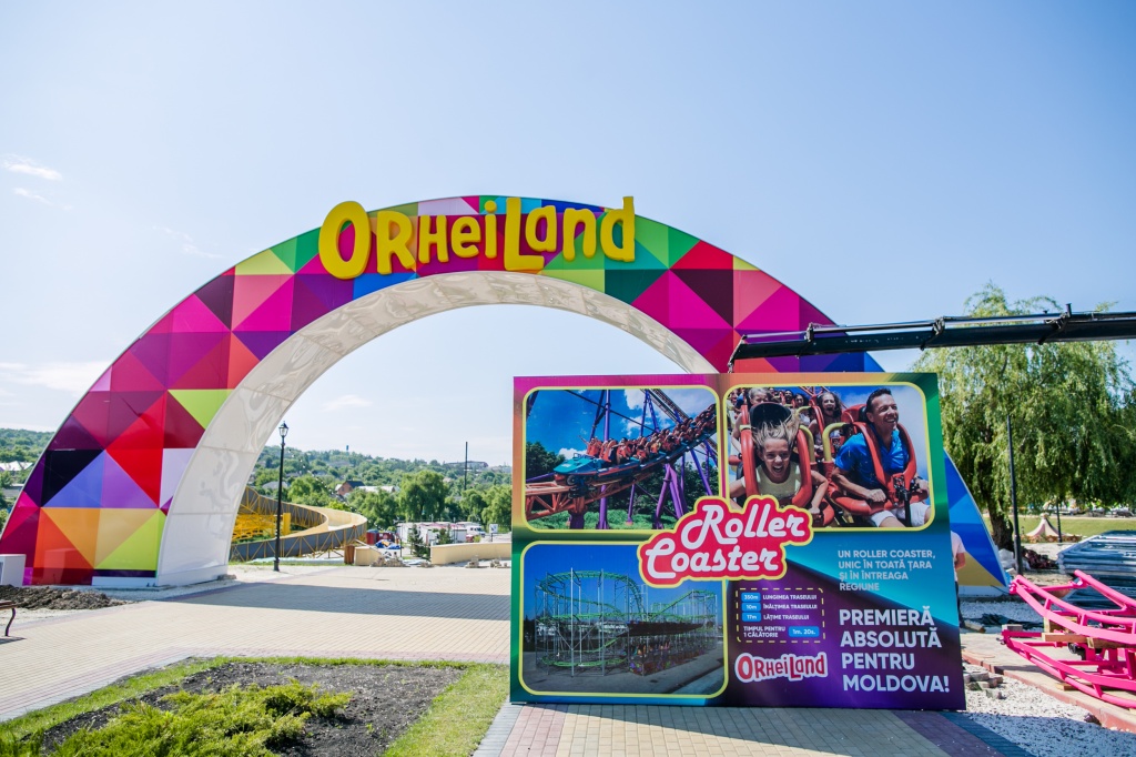 (foto) La OrheiLand a început montarea roller-coasterului care va fi inaugurat la 1 iunie