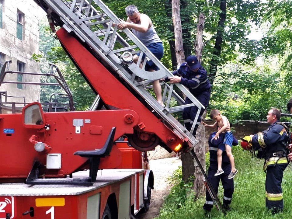 Incendiu într-un apartament din Capitală. Peste 20 de persoane au fost evacuate