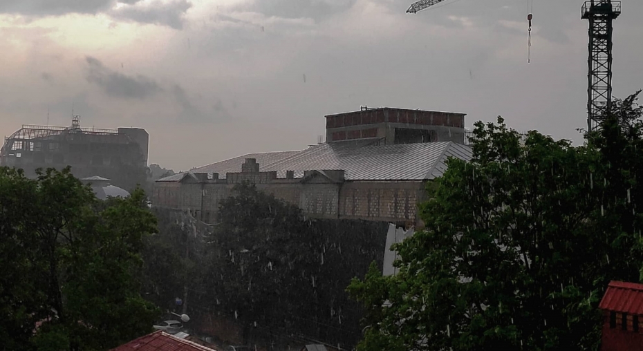 Serviciul Hidrometeorologic de Stat a prelungit codul galben de ploi cu descărcări electrice și grindină