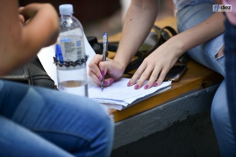 (doc) Câte locuri de studii oferă colegiile și liceele din România elevilor basarabeni în acest an