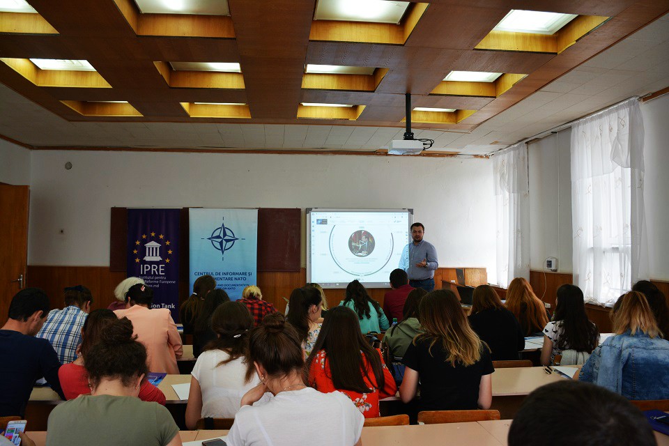 (foto) #youth4NATO. Studenții de la Taraclia au fost informați despre activitățile NATO în cadrul unei lecții publice