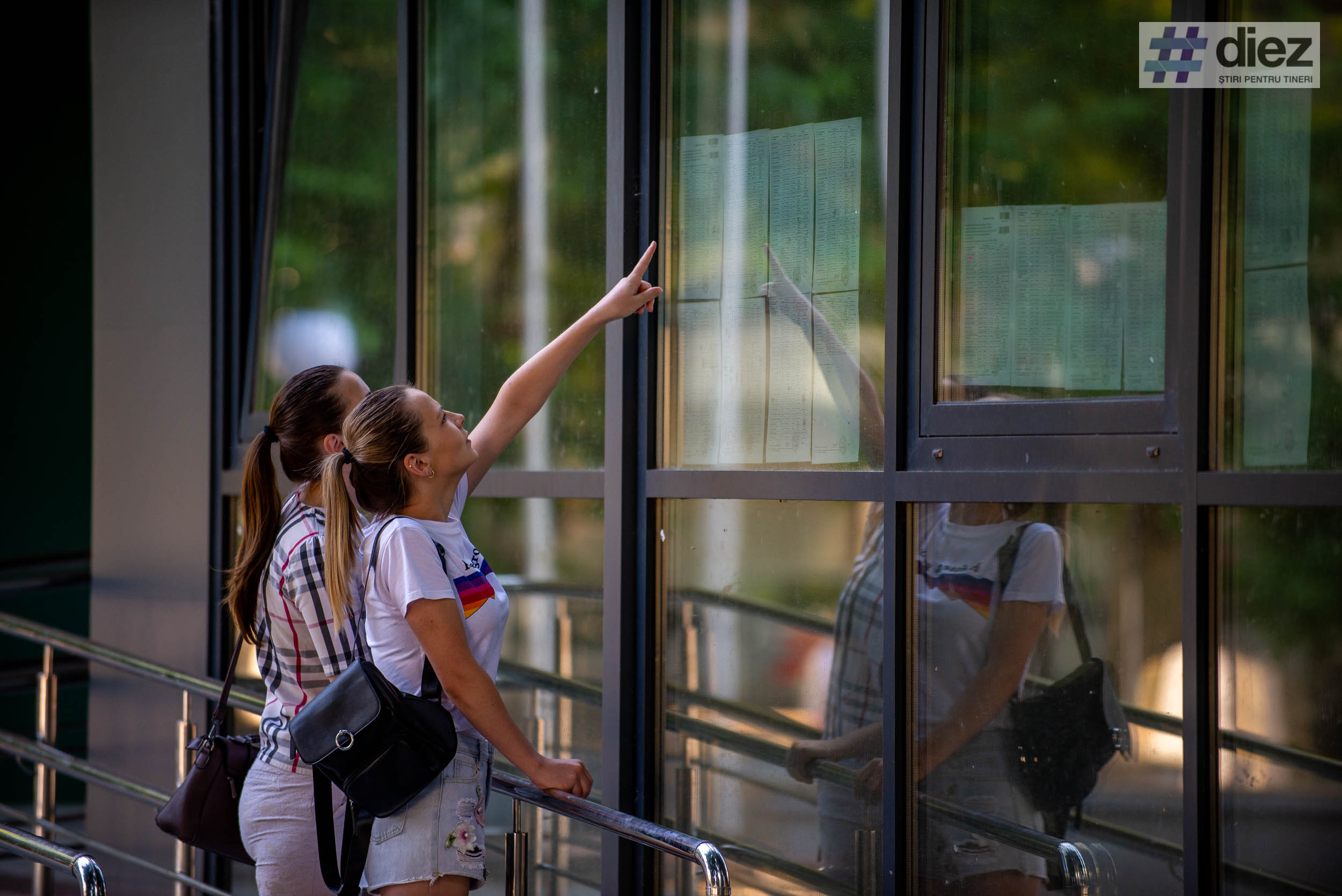 (galerie foto) BAC 2019: Cu emoții, speranțe și dezamăgiri. Elevii și-au văzut notele la examenele de bacalaureat