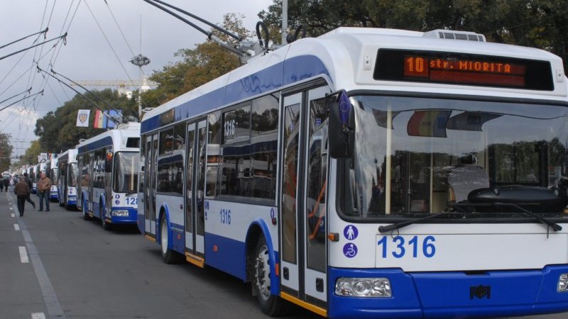O rută de troleibuz a fost suspendată, iar două circulă până după miezul nopții. Modificările pentru perioada de vară