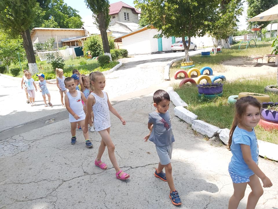 Foto Copiii Unei Grădinițe Din Capitală Dorm La Amiază In Aer