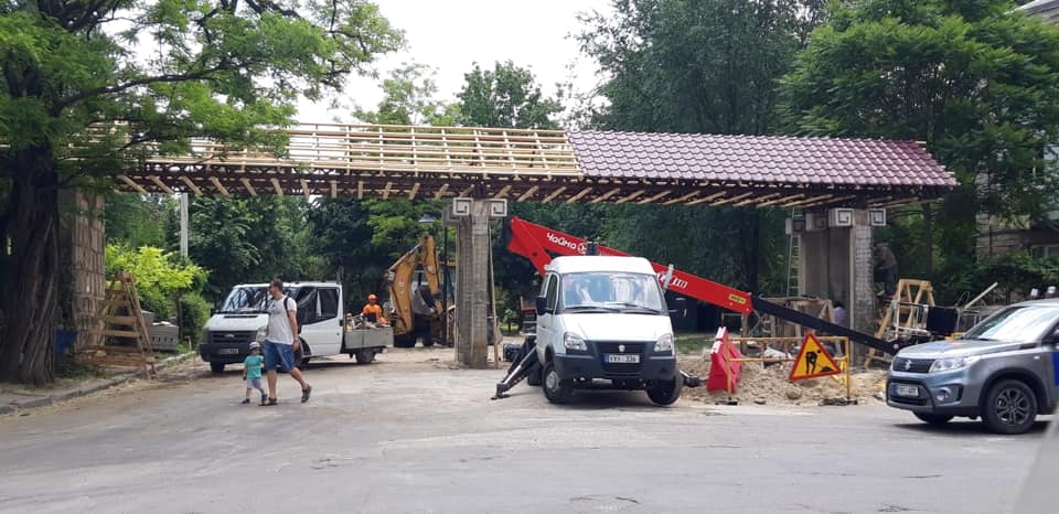 Olanele, înlocuite cu țiglă metalică în timpul „restaurării” parcului Valea Trandafirilor
