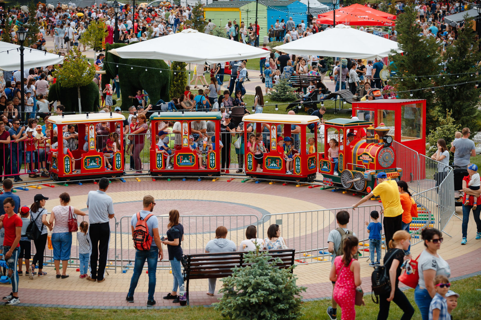 (foto) Număr record de vizitatori la deschiderea sezonului de vară la OrheiLand