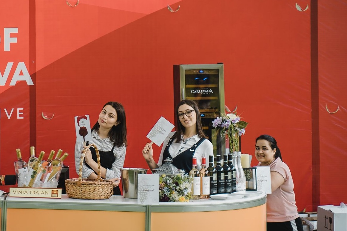 (foto) Vizitatorii festivalului descOperă s-au delectat cu vinuri produse acasă de la partenerul Wine of Moldova