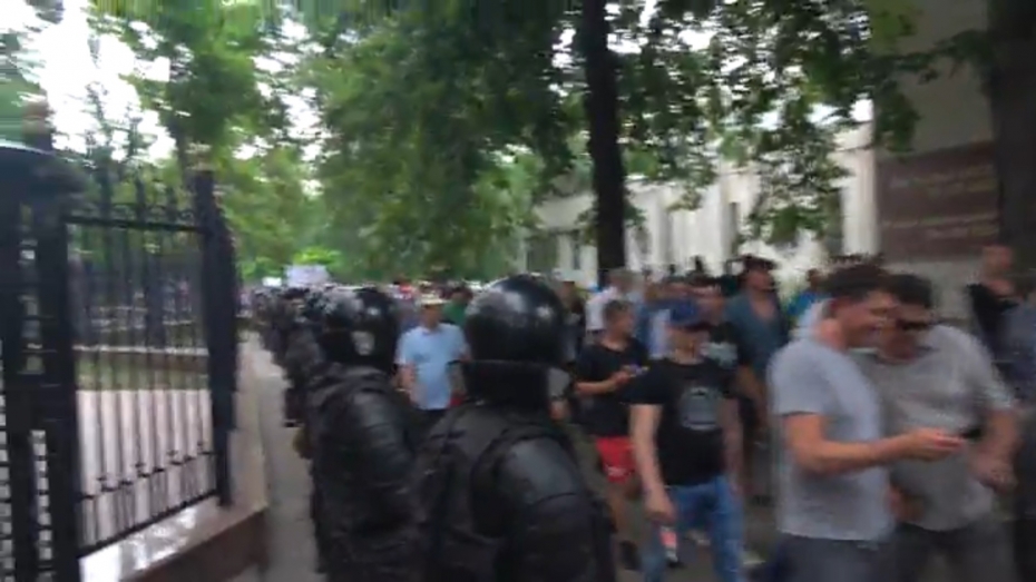 (video) „Nu anticipate, vrem stabilitate”. Mii de susținători ai PDM protestează în fața Parlamentului