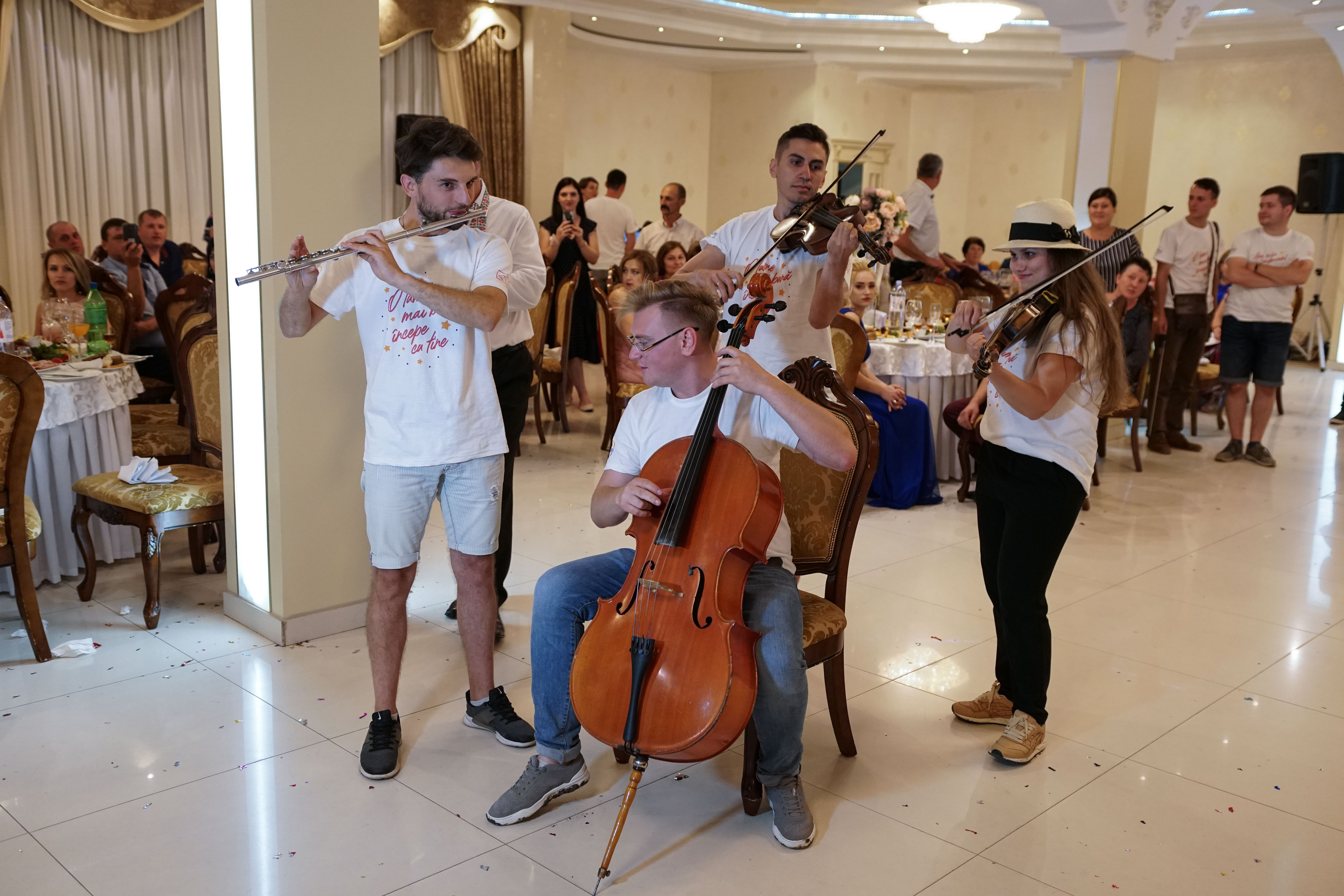 (foto, video) Crash a wedding. Muzicienii din La La Play au făcut chef și voie bună la o nuntă