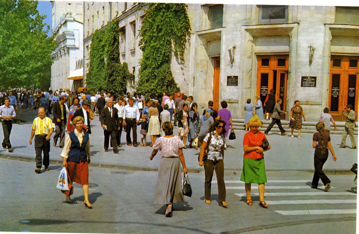 (foto) Călătorie în timp. Cum arătau oamenii și străzile Chișinăului la începutul anilor ’80