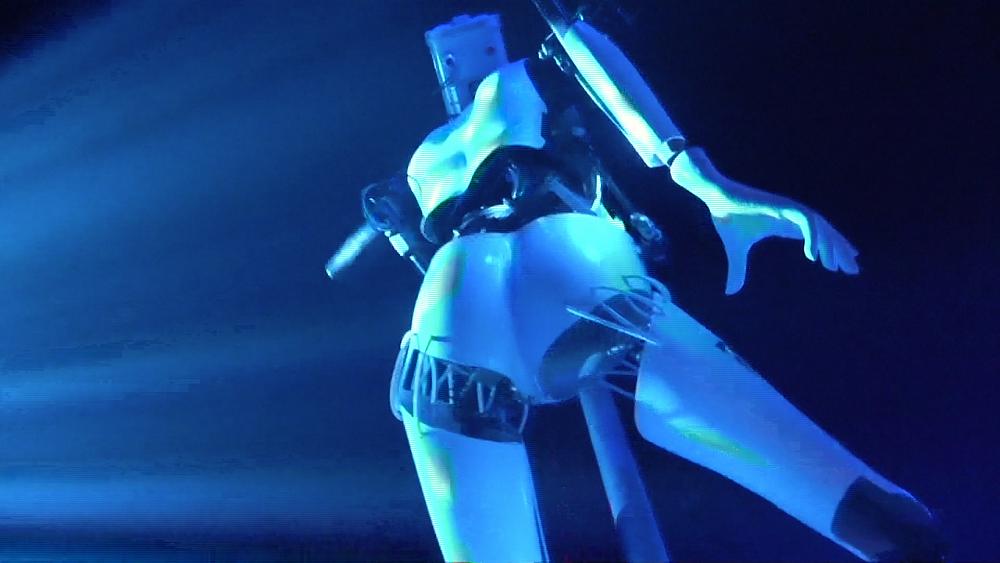 (video) În locul femeilor sexy, la un club de noapte din Franța au fost angajate două „dansatoare” robot