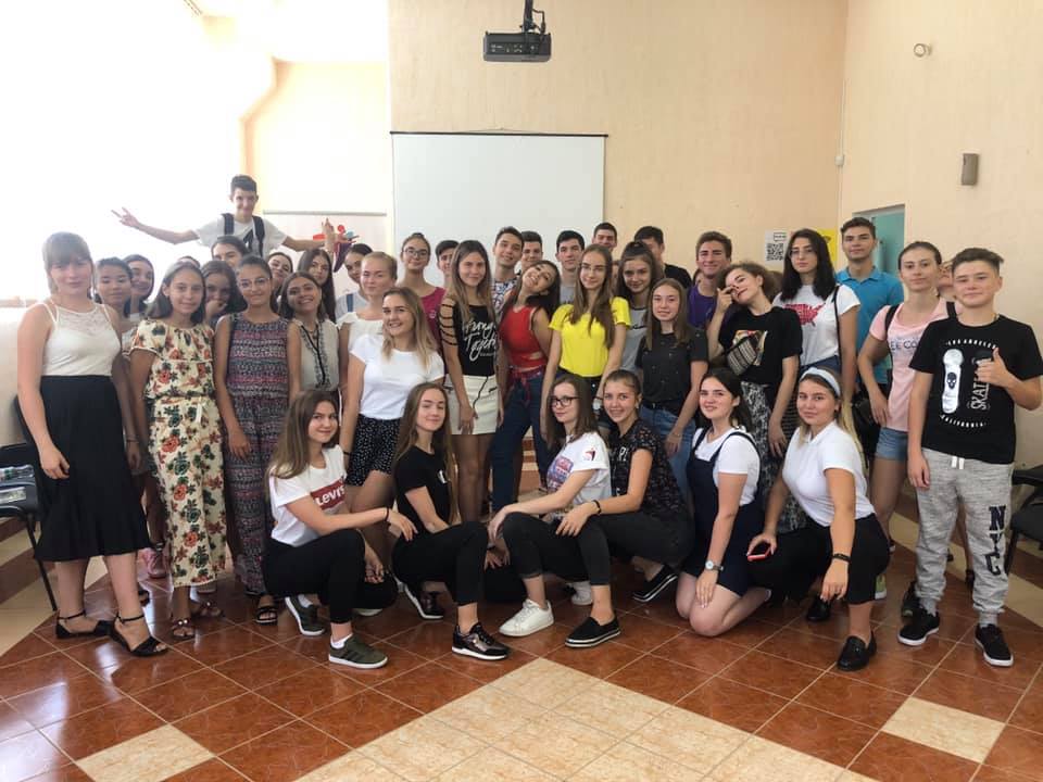 Participă în cadrul noului proiect organizat de Centrul Municipal de Tineret și învață să fii un formator „De la egal la egal”