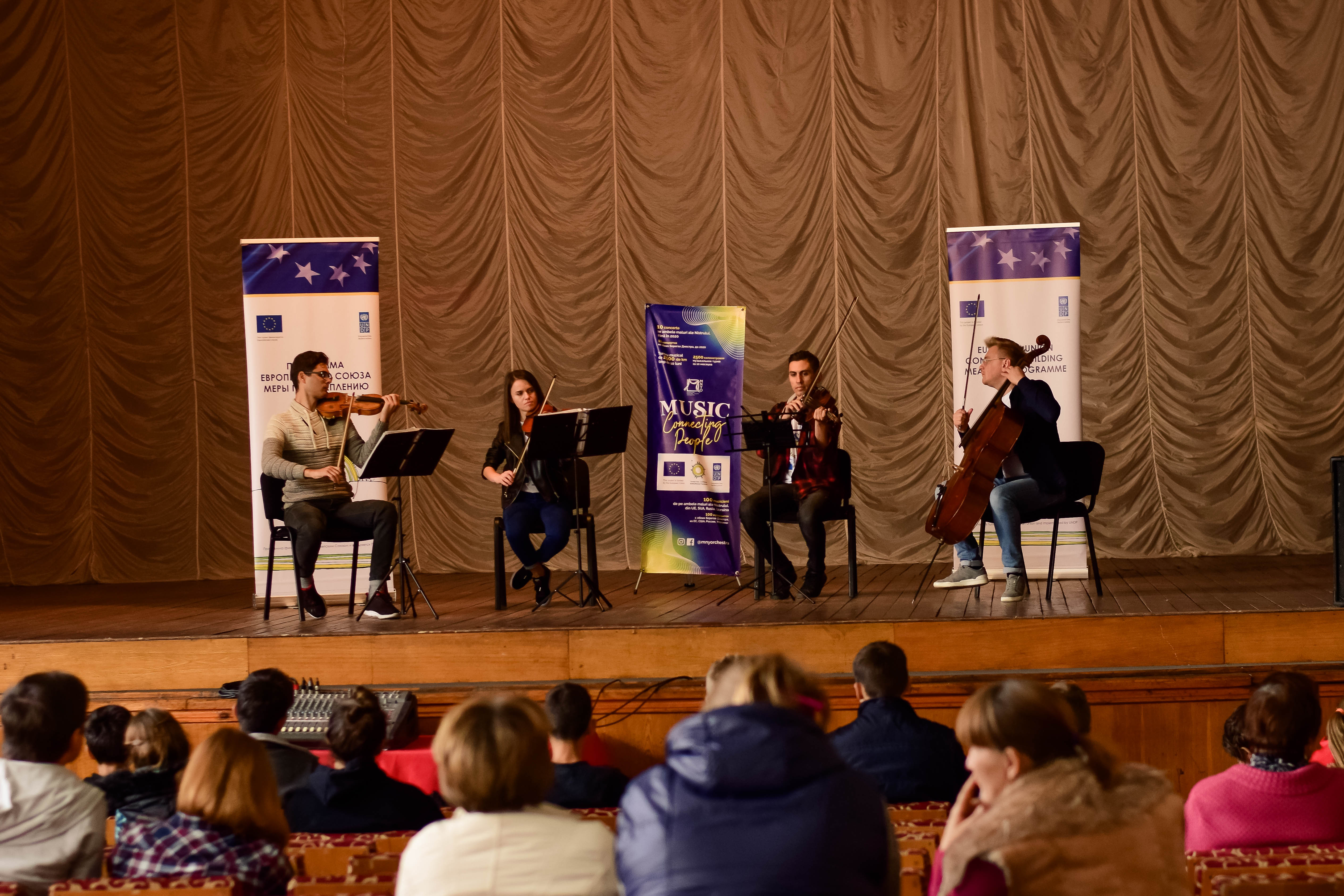 Au ascultat istorii de viață, au cântat pentru publicul din satul Carmanova. Proiectul Music Connecting People a ajuns în stânga Nistrului
