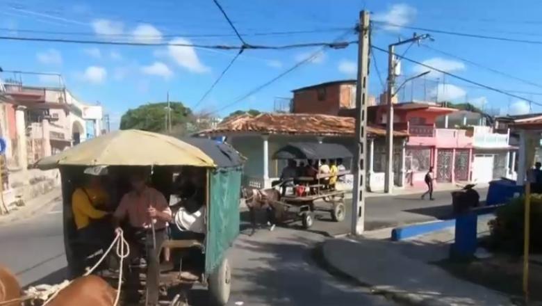 Gătesc cu lemne și merg cu căruțele trase de cai. Ce țară se confruntă cu criza și cum fac față acesteia locuitorii