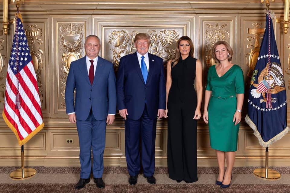 (foto) Președintele Igor Dodon s-a fotografiat alături de Donald și Melania Trump