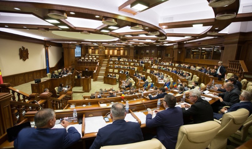 parlament1-807×478