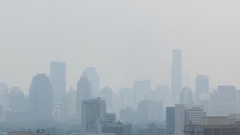 „Purtaţi măşti pe faţă când ieşiţi afară.” Un oraș tailandez nu se mai vede din cauza nivelului intens de poluare