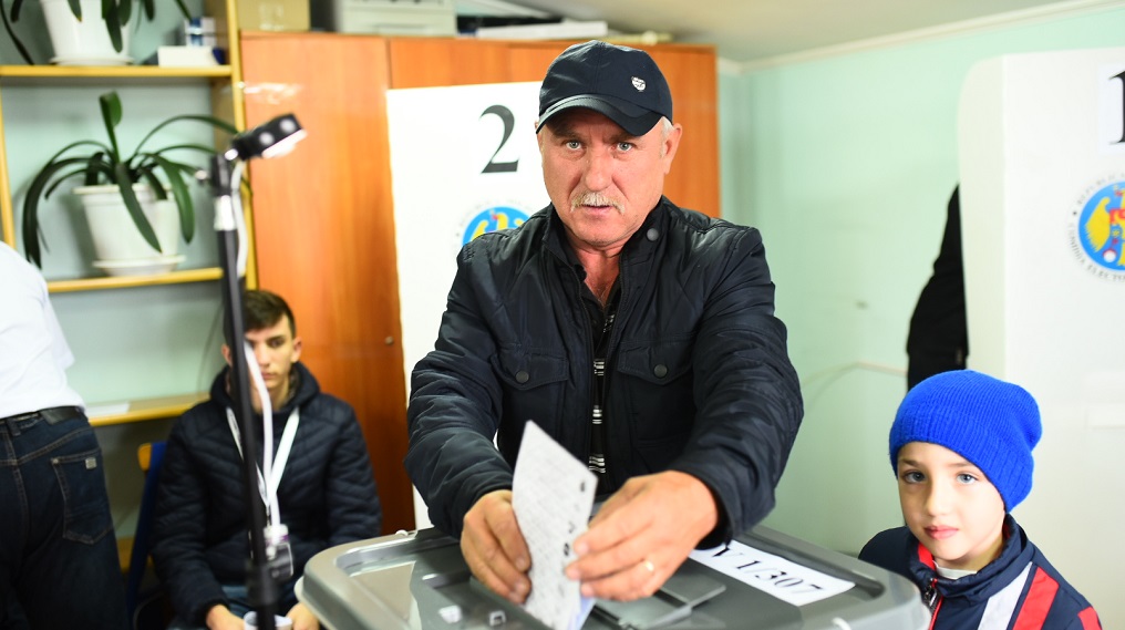 (foto) Au pus ștampila în cinci buletine de vot. Cum au votat alegătorii din Dumbrava