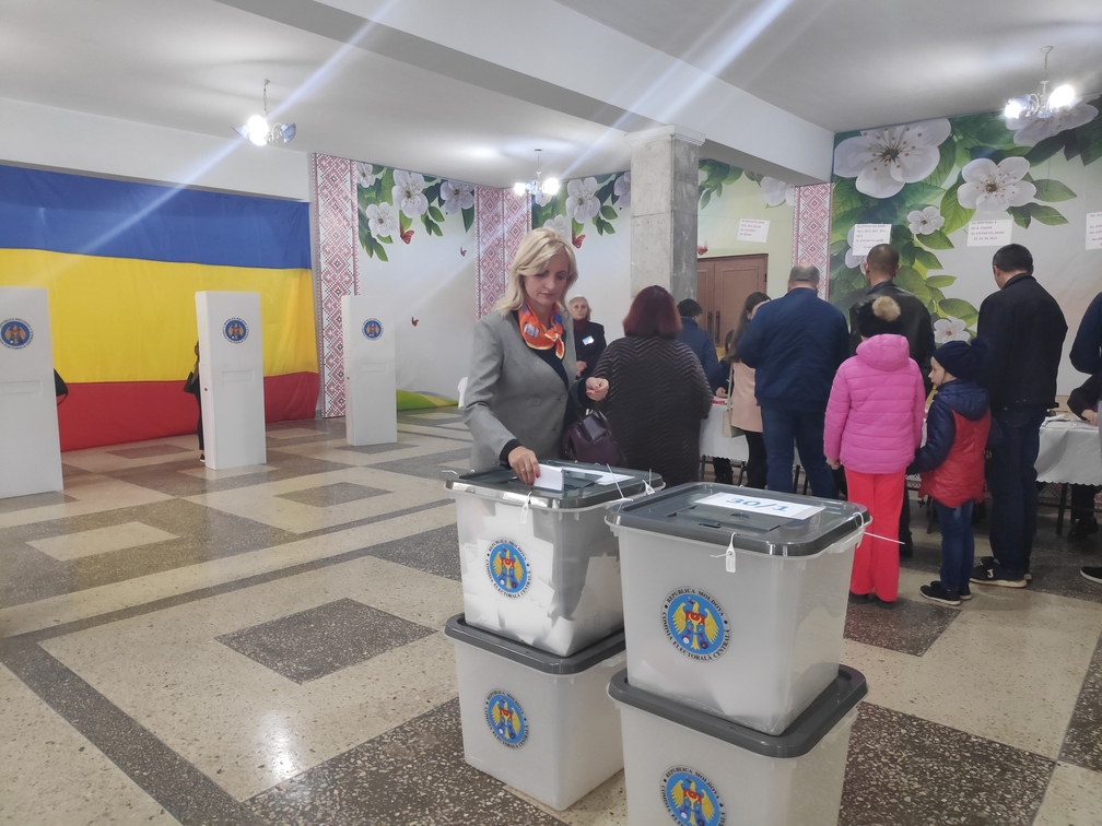 (foto) Cetățenii de la Strășeni participă în mod activ la Alegerile locale 2019, la una dintre secțiile de votare din oraș