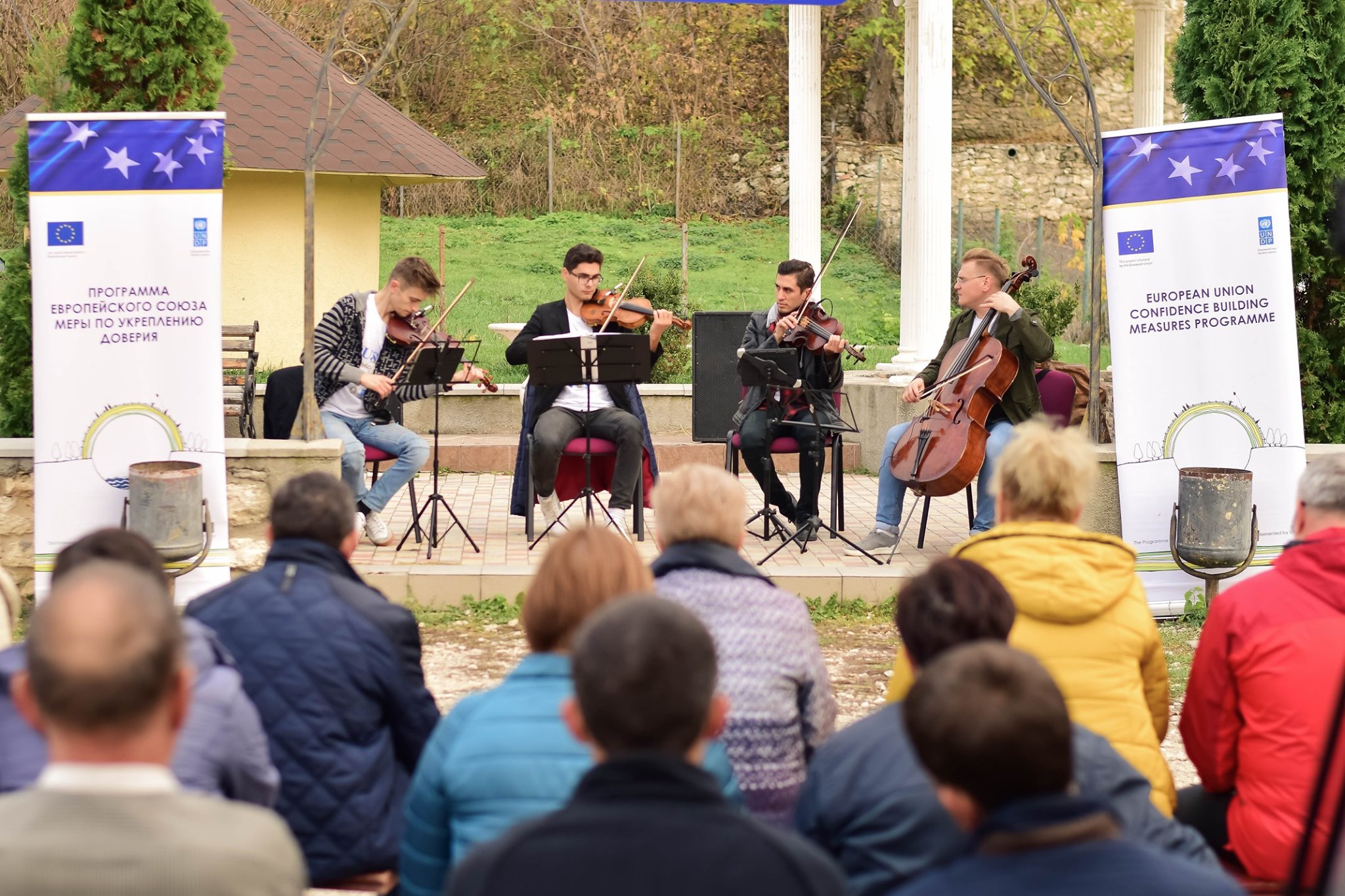 Tinerii din proiectul Music Connecting People au adus fericire la intersecția credințelor prin muzică și frumos