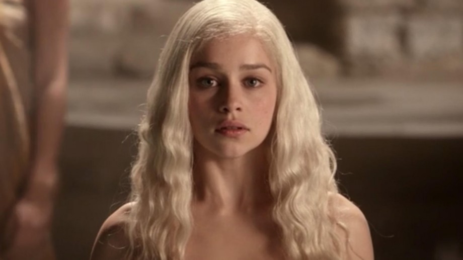 Emilia Clarke spune că producătorii Game of Thrones au manipulat-o să filmeze în scene nud