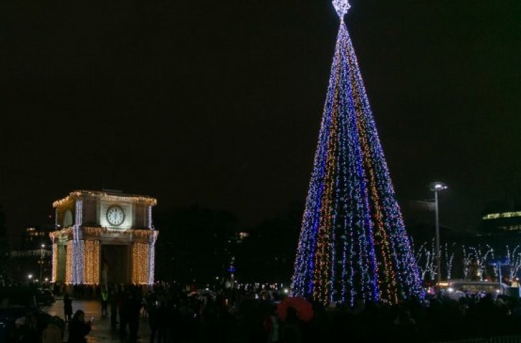 Bradul din centrul Chișinăului, aprins pe 1 decembrie. Cine vor evolua pe scenă